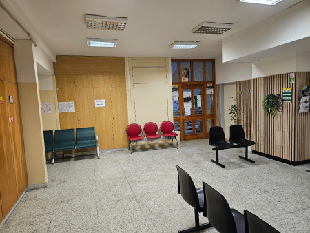 2. patro, vpravo vstup do čekárny, vlevo vstup do C314 holtery